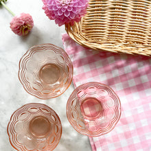 Afbeelding in Gallery-weergave laden, Vintage art deco bakjes van roze persglas set van 3