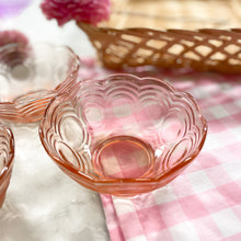 Afbeelding in Gallery-weergave laden, Vintage art deco bakjes van roze persglas set van 3