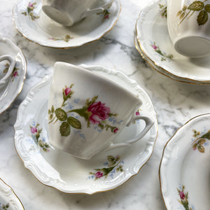 Vintage kop en schotel bloemen