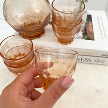 Afbeelding in Gallery-weergave laden, Vintage roze karaf persglas met 5 glaasjes (likeur set)
