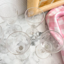Afbeelding in Gallery-weergave laden, Vintage borrelglaasjes op voet
