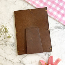 Afbeelding in Gallery-weergave laden, Goudkleurige vintage fotolijst met bolglas
