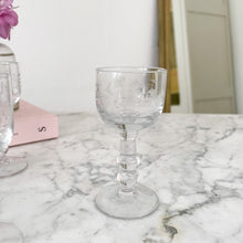 Afbeelding in Gallery-weergave laden, Vintage borrelglaasjes met motief set van 4
