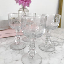 Afbeelding in Gallery-weergave laden, Vintage borrelglaasjes met motief set van 4
