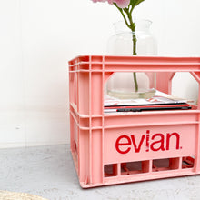 Afbeelding in Gallery-weergave laden, Roze Evian kratje Kringloopparels
